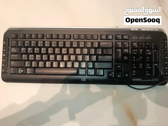كيبورد hp شبه جديد لم يستعمل كان مخزن كيبورد اصلي من شركه جميع الازرار تعمل و ستيكرات الشركه للتحقق
