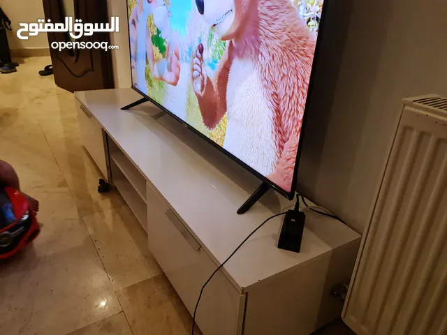 طاولة تلفاز لون ابيض بحالة ممتازه