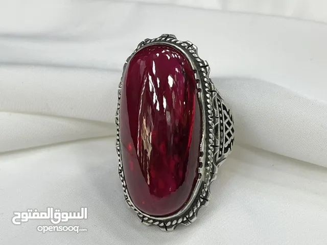 *خاتم فضة بحجر ياقوت أفريقي – وزن 31.5 جرام يتميز بلونه الأحمر الداكن ولمعانه الفريد