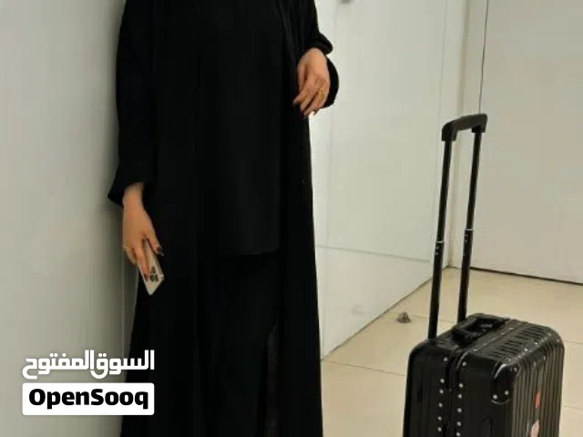 شنط سفر لون احمر و اسود يوجد قطعتين فقط