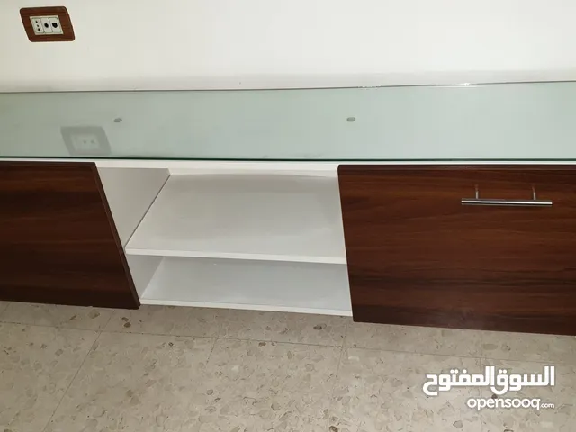 طاوله شاشه .. قياس 170 لون ابيض وعسلي (في جديده البلد)