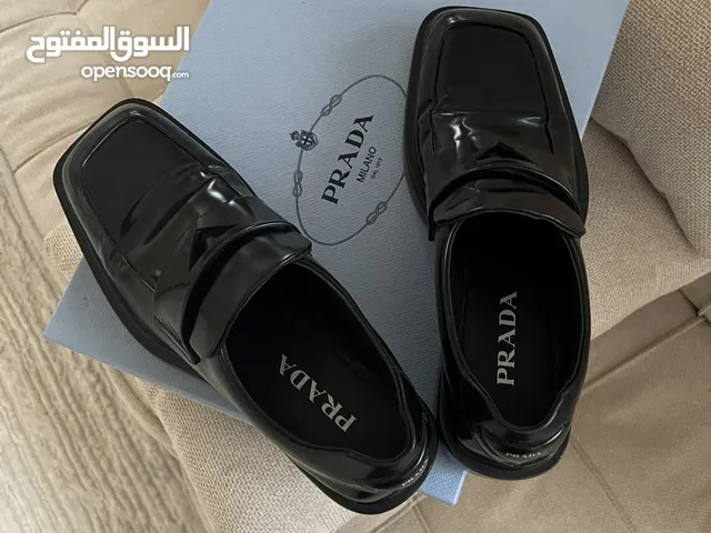 شوز برادا استخدام نظيف جدًا