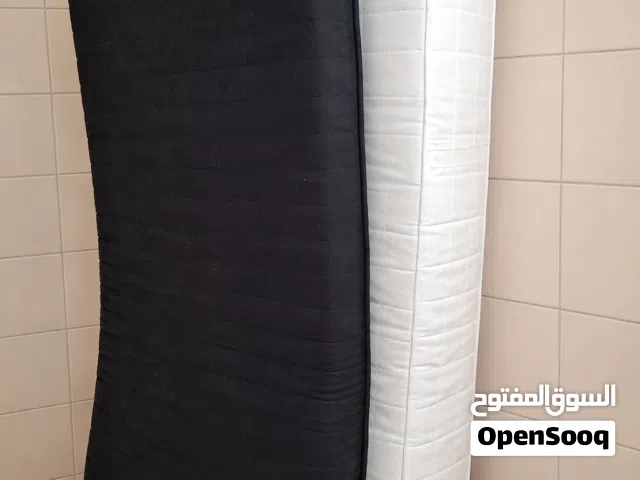 2مرتبه باللون الابيض والاسود مقاس 90×190سم مريجه للنوم وتحتوي علي سدس داخليه لراحه نومك