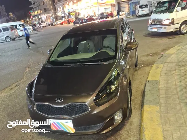 كيا كارينز الشكل الجديد لون مميز لون موكا