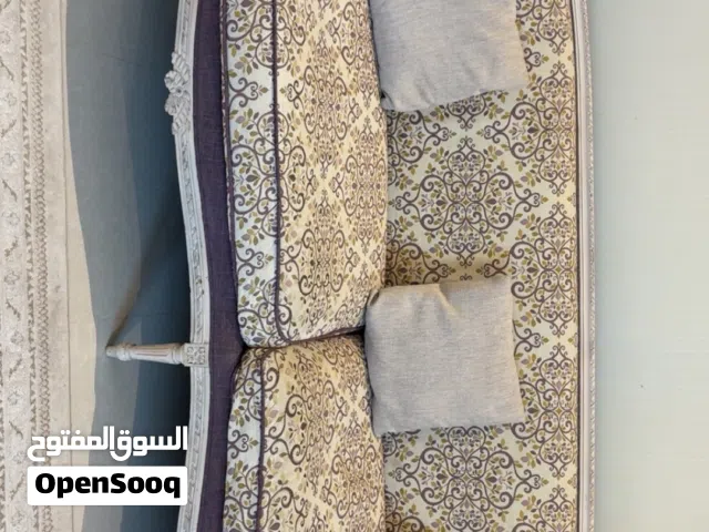 طقم كنب مع 3 طاولات  مستعمل نظيف وتم تنظيفه اليوم و ياتي مع المخدات و كلها بحاله جيده وسليمه تماما