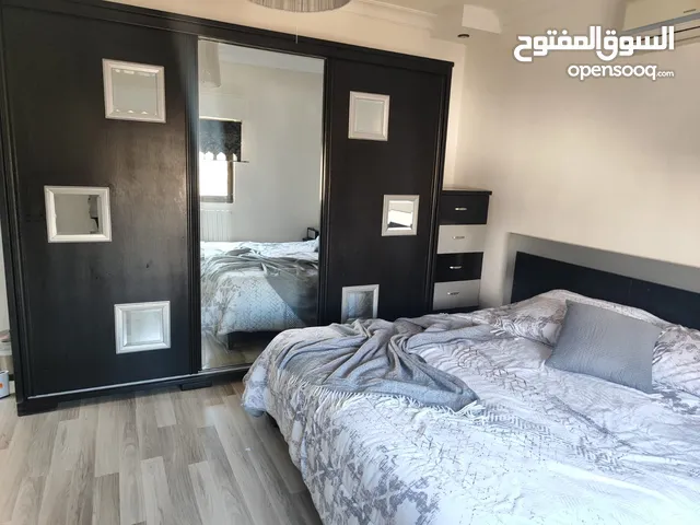 غرفة نوم مودرن كاملة متكامله مع خزانة وثلاث قطع و تسريحة و فرشة ووحدة تخزين للبيع