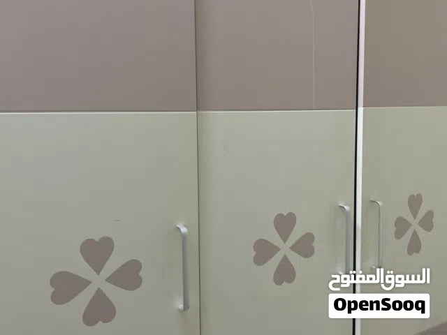 فراش و طاولة نوم بناتية و خزانة السعر مقابل للمناقشة