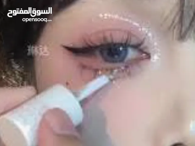 إضاءة نثر – هايلايتر كوري فاخر ينثر نور خفيف، ويخلي وجهچ يلمع بإحساس، مو بهرجة بخلاصة زهرة الكرز ...