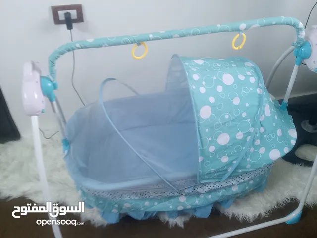 سرير اطفال للبيع هزاز وبعده موسيقات جديده بحاله الوكاله مع ريموت من عمر يوم لسنه ونص تم شرائها من