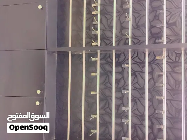 ديكور محل اجهزة خلوية و مستلزماتها مستعمل بحالة ممتازة للبيع