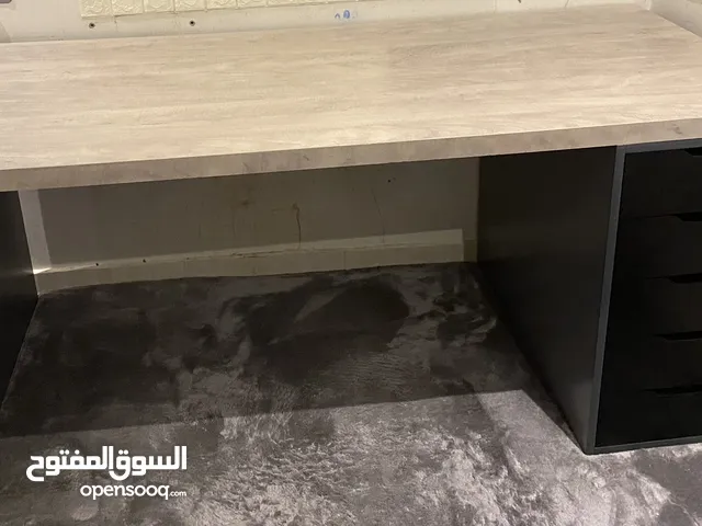 طاولة pc متوسطة الحجم