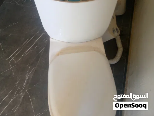 مقعده مع مغسلتين