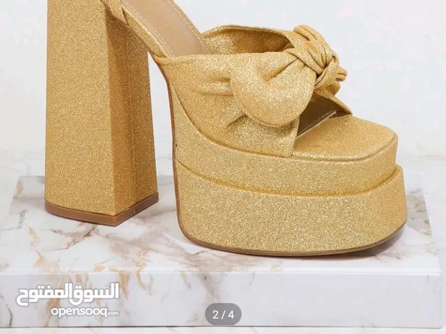 صندل كعب عالي ذهبي جديد اشتريتو ب23دينار