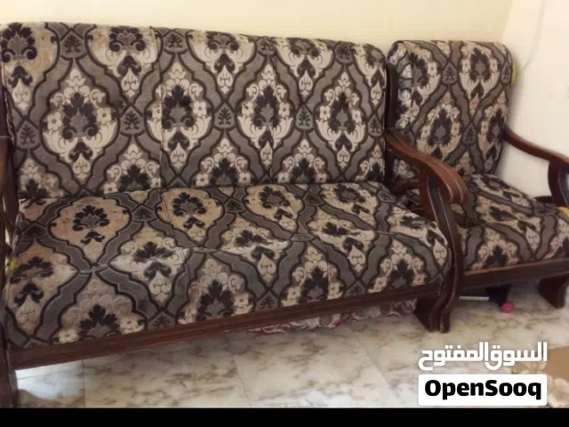 صالون  مستعمل نظيف جدا  مكون  من  كرسيين صغار  وكنبه  كبيره  للبيع