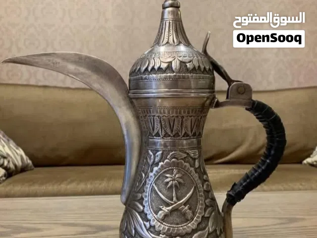 دلة قهوة عربية من الفضة الخالص عليها شعار المملكة العربية السعودية