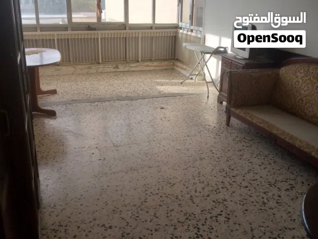 شقة في موقع ممتاز في الدهماني خلف اذاعة الشط تتكون من ثلاثة غرف نوم وصالة وتنين حمام و مربوع
