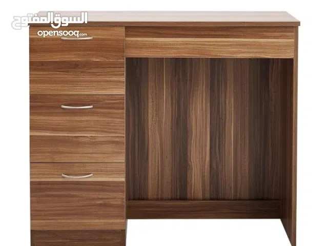 ميز حاسوب مكتبي للقرأة