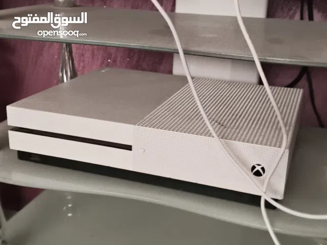 Xbox one للبيع بسعر 130دينار مع يد تحكم