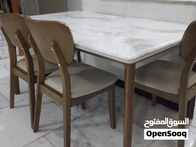 طاولة مرمر تتكون من 5 كراسي ذات نوع خشب فاخر جدا