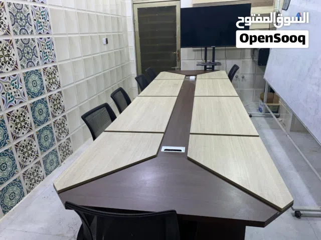 ميز اجتماعات + كراسي سوداء ع