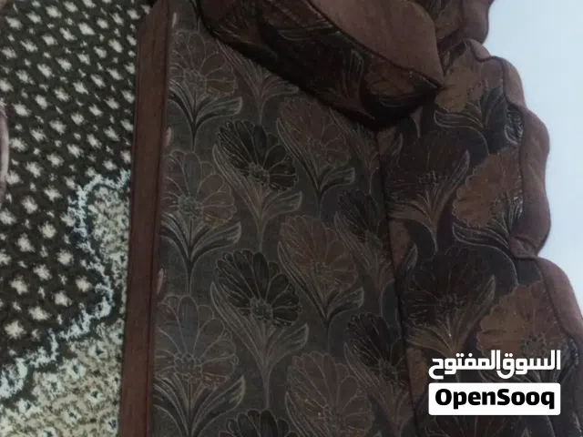مجلس ارضي بحالة جيدة ونضيف 4 فرشات مع مسند ومخدات