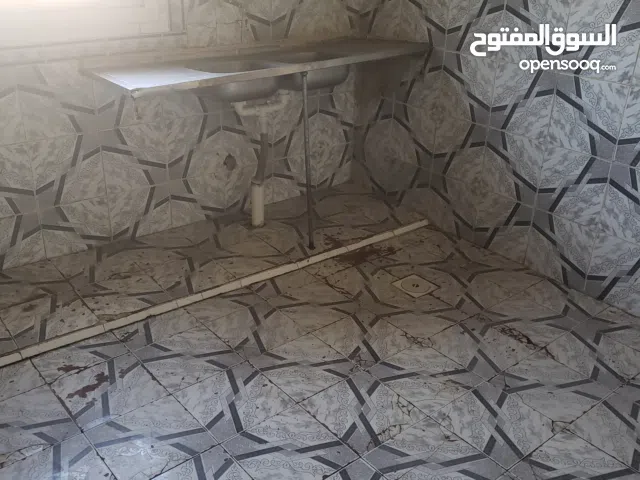 شقة للايجار مع توفر الخدمات كهرباء وماء ،  للتواصل موبايل