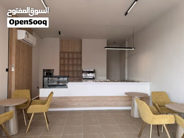 مطعم وكافيه للبيع في منطقة السعادة في موقع مكتمل الخدمات ، يحتوي ع حديقه وسكن طالبات وشقق فندقية