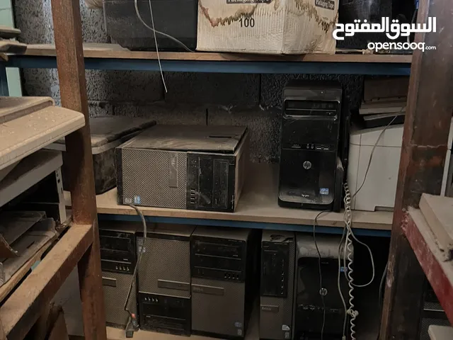 كمبيوتر مكتبي مع طابعات