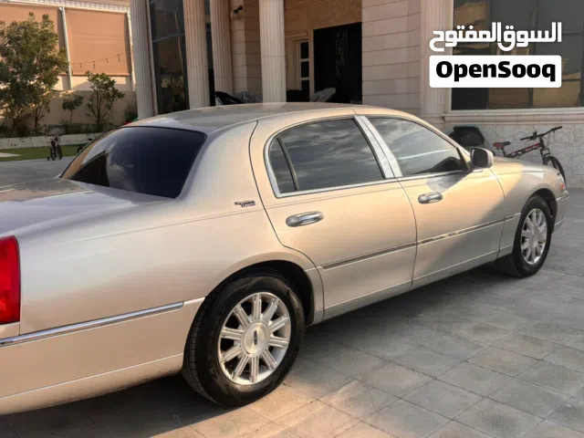 Used Lincoln Town Car in Abu Dhabi
