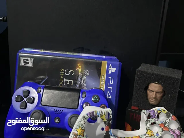 PS4 مستعمل نضيف مع اربع اقراص و اصافة ثلاث العاب محموله ومخزونه و يده  و غلاف يده و رأس مجسم