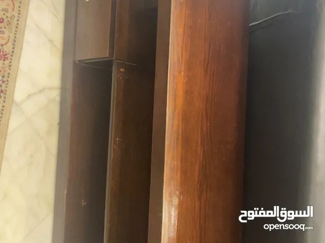 طاولة تلفزيون خشب أصلي للبيع المستعجل