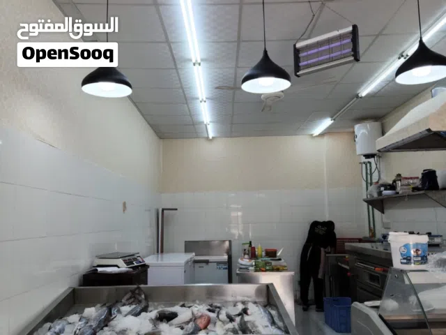 محل بيع و شوي الأسماك في حي عاصم (موقع حيوي)