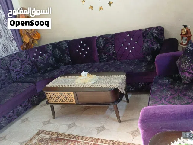 طقم كنب مع طاولات وبرديه