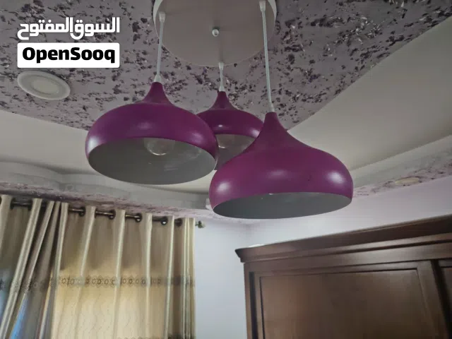 ثرية معلقة خفيفة استخدام بسيط جدااا شبة جديدة دون أي عيوب او خراب