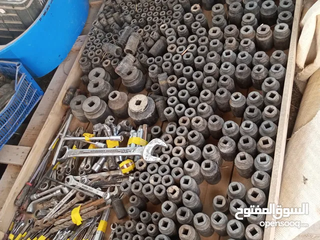 تقريب 5000لڨمة ومجموعة مفاتيح للبيع