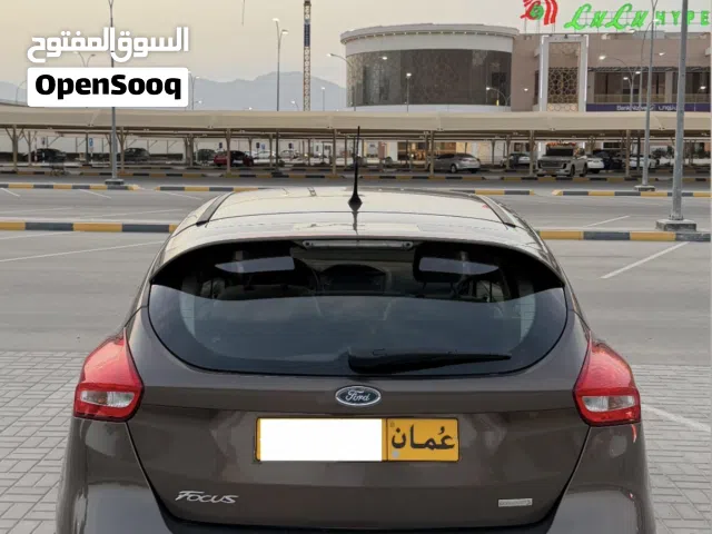 2017 فورد فوكس Standard