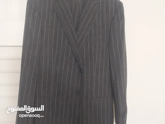 بدله رسميه مقاس مختلف نظيفه جدا في مقاس 52 و 54 البدله