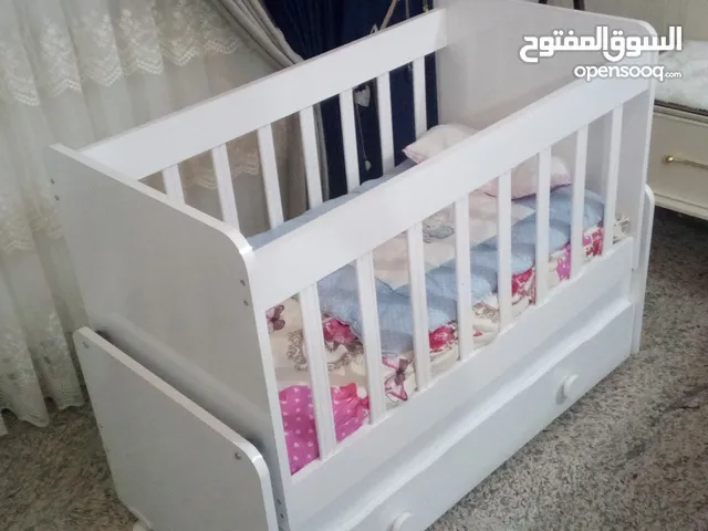 سرير هزاز للاطفال مع مندر طبي للطفل