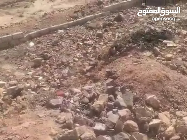 ارضية في قرية صرف قريبة من الخدمات قريبة من شارع مارب