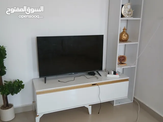 طاولة تلفزيون للبيع مستعملة