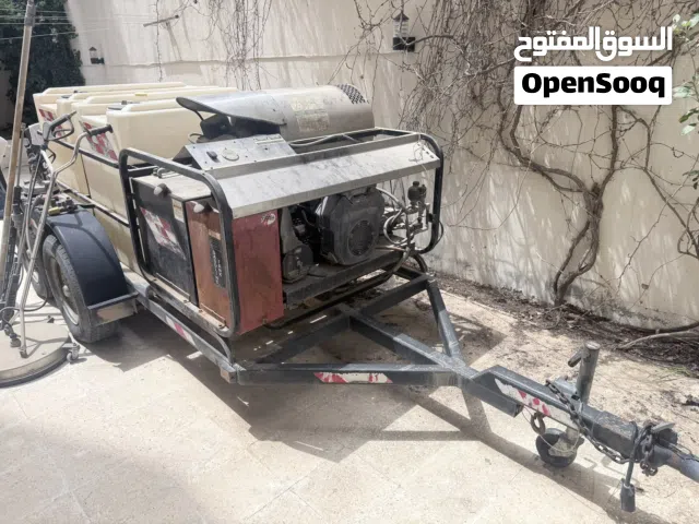 ماكنة تنظيف مجرورة ضغط ماء عالي.