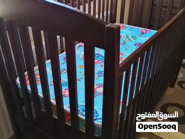 تخت بيبي بحاله جيده جدا مع فرشه للبيع