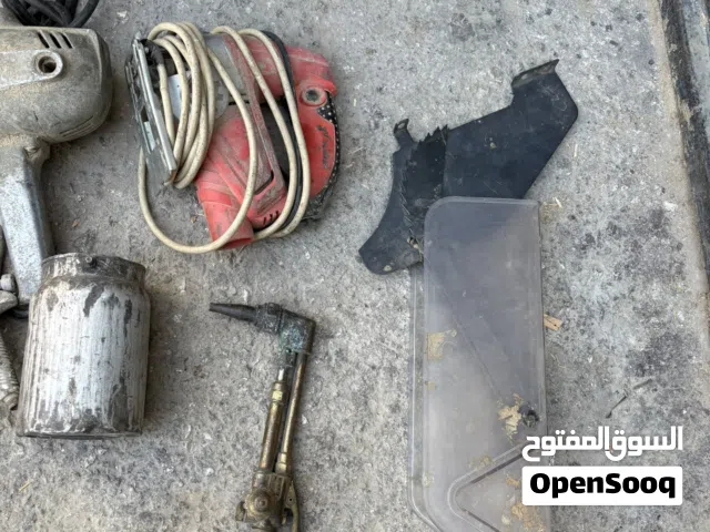 كوم فيهم تنتين ماكنه قص و فيهم دريل و دهان رش