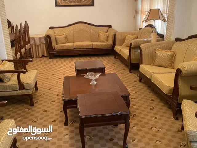 طقم كنب 10 مقاعد وطربيزات وانتري مع تابل لامب