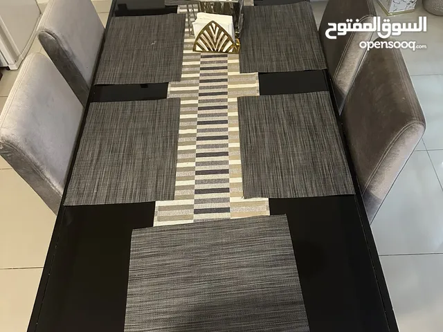 للبيع طقم طاولة طعام لون