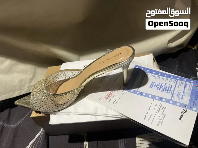 حذاء كعب عالي