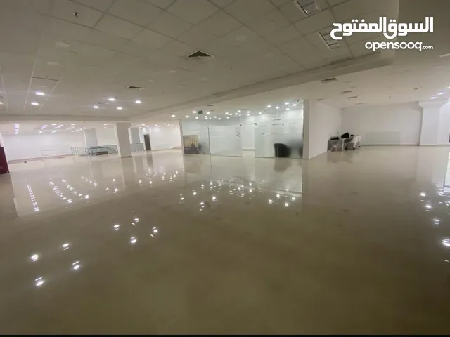 دور تجاري 3 أرقام آلي للإيجار بمدينة الكويت بموقع مميز ومساحة للدور كبيرة مع وجود خدمات خاصة بالدور