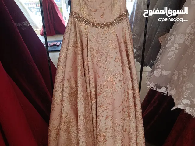 عندي شروة فساتين سهره وبدلات خطبه وعرس