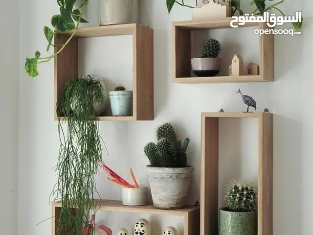 رفوف خشب شاشه ومطبخ وحمام وديكور حائط وستاند مكياج وجلاتين وغيره