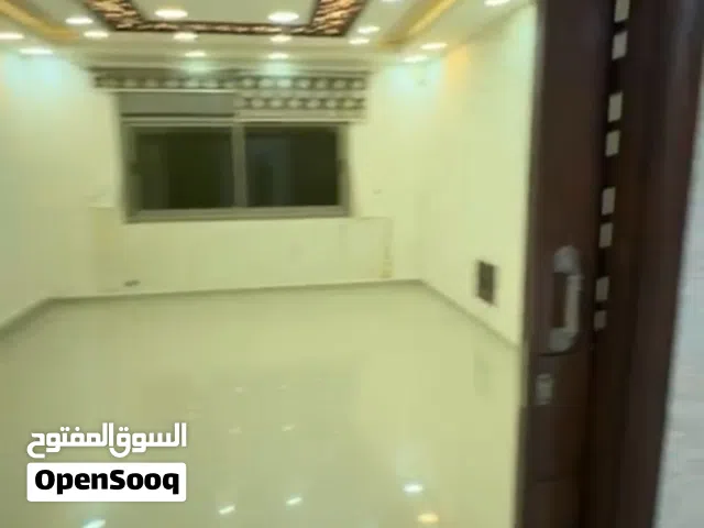 شقة مساحتها تقريبا230 م قريبة على كل الخدمات جاهزة للسكن متل ما هي بالصور